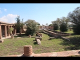 06487 ostia - regio iv - insula v - schola del traiano (iv,v,15) and domus (iv,v,16) - bli durch das peristylium ri sueden - hinten raum p.jpg